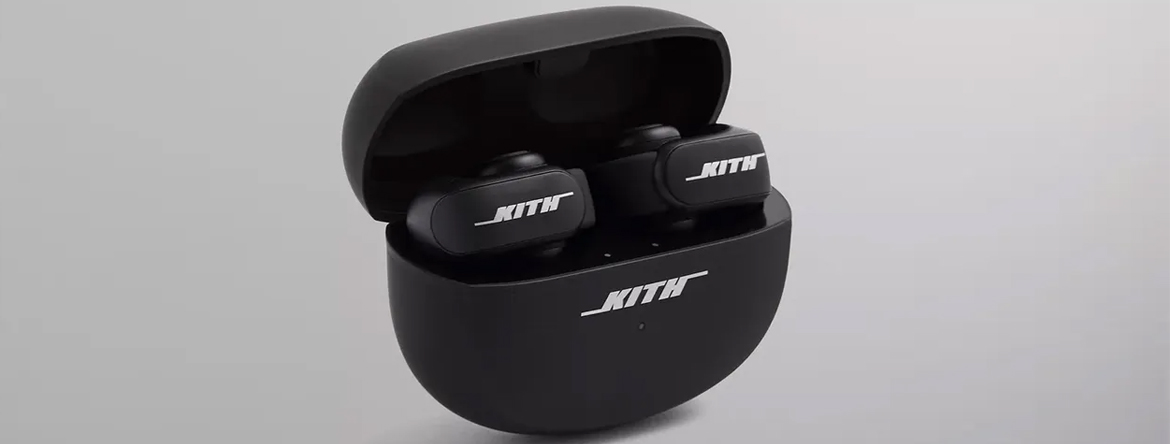 Наушники-клипсы Bose Ultra Open имеют логотип Kith и крепление к уху